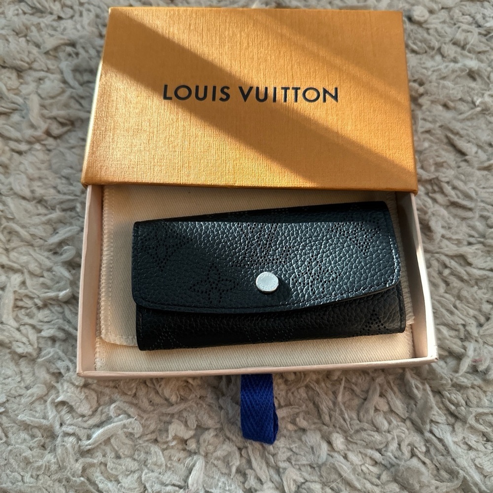 Louis Vuitton Black Mahina Key Holder - Picture 2 of 9